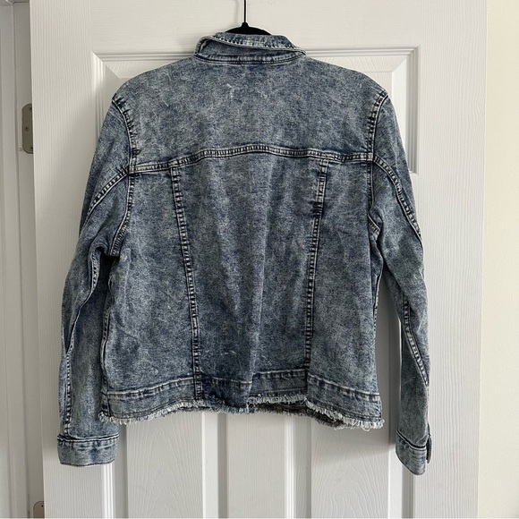 Size XL Simply Vera Wang Distressed Fringe Hem Jean Jacket - Picture 2 of 4